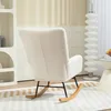A cream-colored rocking chair with wooden rockers is shown from the back in a well-lit room with a white bookshelf and a tall floor lamp. Anteprima dell’immagine prodotto