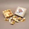 Cuboval Holzpuzzle mit offenem Rahmen, verstreuten Dreieckssteinen und Kartonverpackung auf beigem Hintergrund. Produktbild-Vorschau