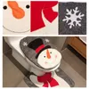 A collage of images showing details of a Christmas-themed toilet seat cover and mat set, and the set installed on a toilet. Anteprima dell’immagine prodotto