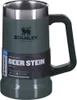 A green Stanley beer stein with a black handle is shown against a white background. Voir les images du produit
