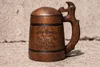 Eichenholz-Bierkrug mit Deckel „Because I'm DM“ – Krug für Produktbild-Vorschau 1