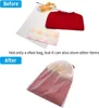 The image shows a before and after comparison of items being stored in a drawstring bag. The top image shows loose clothing items, and the bottom image shows them neatly stored in the bag. Produktbild-Vorschau