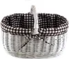 A white wicker basket with a brown and black checkered lining and a matching bow. Produktbild-Vorschau