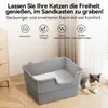 A cat is lying on the floor next to a gray litter box filled with litter. The image also features marketing text and icons highlighting product features. Produktbild-Vorschau