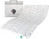 A white duvet and its storage bag are displayed on a white background. Produktbild-Vorschau