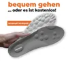 Graue Stepease-Schuheinlagen, eine mit strukturierter Oberseite und die andere mit glatter Unterseite, von einer Hand gehalten Produktbild-Vorschau
