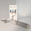 A DJI Osmo Mobile 7 gimbal and its packaging are displayed on a white surface with a light gray background. Voir les images du produit