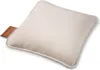 A close-up studio shot of a cream-colored pillow with a ribbed texture and a small brown leather tag on the side. Anteprima dell’immagine prodotto