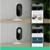 A split image showing an Arlo Essential 2 2K Indoor Camera and a smartphone displaying the Arlo app. Produktbild-Vorschau