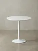 Der runde Küchentisch für 2 Personen aus einer eleganten 3/4-Perspektive, die das zeitlose Design des weißen Tisches mit seinem stabilen Standfuß zeigt._#sku_SAFWL6.504# Produktbild-Vorschau