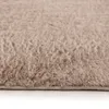 Koberec z umělé kožešiny Interiyou Fargo Taupe 140 x 200 cm Náhled obrázku produktu 6