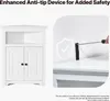 A white corner cabinet is shown on the left, and a hand is installing an anti-tip device on the right. Anteprima dell’immagine prodotto