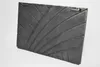 A dark gray, rectangular cast iron plate with a fan-like pattern of raised lines, shown at an angle against a white background. Voir les images du produit