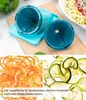 A collage showing a spiralizer kitchen tool, spiralized vegetables, and sliced zucchini. Anteprima dell’immagine prodotto
