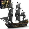 A model of a black pirate ship with black sails, shown from a side-angle. Voir les images du produit