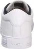 The back view of a white leather sneaker. Voir les images du produit