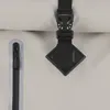 Close-up of a backpack's buckle and zipper. Voir les images du produit