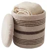 Sitzhocker mit Stauraum aus Wolle in Beige, Deckel geöffnet mit Wolldecke im Inneren sichtbar.