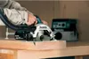 A person is using a Makita circular saw to cut a piece of wood, with a dust collector in the background. Anteprima dell’immagine prodotto