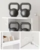 A collage of a white shelving unit with two shelves, showing black kettlebells on the top shelf and beige shoes on the bottom shelf. The rightmost image shows a corner bracket installation guide. Anteprima dell’immagine prodotto