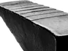 A close-up, black and white image of a metal wedge used for splitting wood. Voir les images du produit