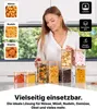Frau in einer Küche mit verschiedenen klaren Glasvorratsbehältern mit Bambusdeckeln, gefüllt mit verschiedenen Lebensmitteln Produktbild-Vorschau