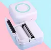 Weißer Mini-Thermodrucker, geöffnet, um eine Rolle weißes Thermopapier im Inneren zu zeigen, auf rosa und blauem Hintergrund Náhled obrázku produktu