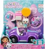 The image shows the packaging for a Gabby's Dollhouse toy set, featuring a purple car, a doll, and picnic accessories. Anteprima dell’immagine prodotto