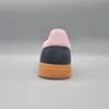 The back view of a black and pink sneaker with a brown sole. Produktbild-Vorschau