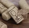 A close-up of several wine corks on a wooden surface. Anteprima dell’immagine prodotto