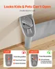 A close-up of a gray baby gate lock mechanism attached to a wall and floor, with instructional diagrams below. Voir les images du produit