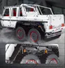 A collage showing a white 6x6 remote control vehicle made of building blocks, with a close-up of its drivetrain mechanism. Anteprima dell’immagine prodotto