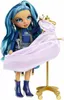 A doll is shown posing with a fashion design studio playset. Produktbild-Vorschau