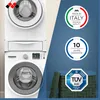 A stacked washing machine and dryer unit with marketing badges and a laundry basket. Voir les images du produit