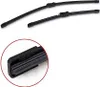 Two black windshield wiper blades are shown against a white background. A close-up inset highlights the connector of one of the wiper blades. Anteprima dell’immagine prodotto
