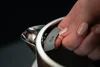 A hand is shown holding a filter inside a kettle. Voir les images du produit