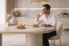 Eleganter Esstisch mit goldenen Akzenten und ovaler Produktbild-Vorschau 2