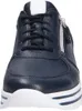 A close-up front view of a navy blue leather sneaker with white accents and a thick white sole. Anteprima dell’immagine prodotto