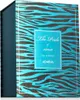 A close-up shot of a perfume box with a distinctive blue and black zebra-like pattern. Voir les images du produit