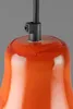 Pendelleuchte Gable in Orange mit gläsernem Schirm und grauem Metallanschluss, Detailansicht der Aufhängung. Produktbild-Vorschau
