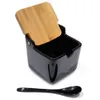 A black ceramic sugar bowl with a bamboo lid and a black spoon, displayed on a white background. Anteprima dell’immagine prodotto