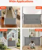 A collage of four images showing a retractable baby gate used in different locations: on stairs, in an indoor living area, outdoors on a porch, and in a hallway with a child playing. Voir les images du produit