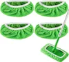A set of four green microfiber mop covers and one mop head with a green handle and silver pole, all on a white background. Produktbild-Vorschau