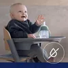 A baby sitting in a high chair with a sippy cup on the tray. A graphic overlay indicates a feature. Produktbild-Vorschau