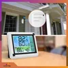 A collage showing a wireless weather station with its outdoor sensor mounted on a house exterior, and a close-up of the weather station's display. Anteprima dell’immagine prodotto