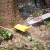 A chainsaw cutting into a tree trunk, with a yellow wedge inserted. Anteprima dell’immagine prodotto