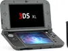 A dark gray Nintendo 3DS XL console is shown from a front-facing, slightly angled perspective against a white background. The top screen displays the text "3DS XL" in red and white, while the bottom screen shows a colorful, abstract image. A black stylus i Náhled obrázku produktu