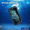 A smartphone in a waterproof case submerged underwater with bubbles. Anteprima dell’immagine prodotto