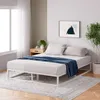 Weißer Metallbettrahmen mit Matratze in modernem Schlafzimmer mit Teppich und Tageslicht.
 Produktbild-Vorschau