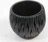 A black planter with a wavy, cut-out design sits on a white surface. Náhľad obrázku produktu